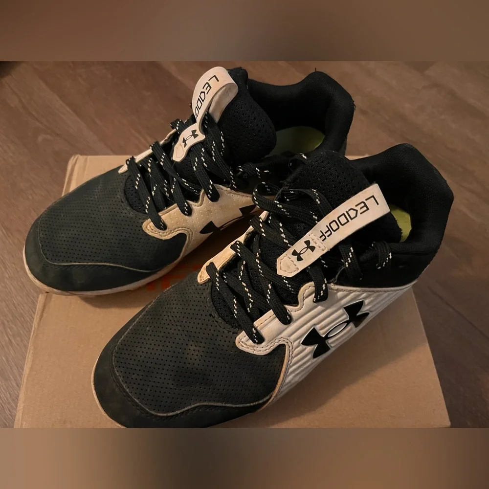 Boy’s Under Armour Baseball Cleats - Picture 2 of 6